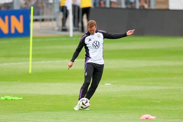 Bundestrainer Julian Nagelsmann kontrolliert den Ball, Oeffentliches Training Tag 1, Trainingslager der deutschen Natiionalmannschaft, Ernst-Abbe-Sportfeld, 27.05.2024, Jena, Deutschland.