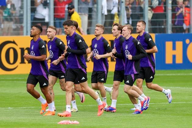 Die deutschen Spieler laufen sich zu Beginn der Trainingseinheit warm, Oeffentliches Training Tag 1, Trainingslager der deutschen Natiionalmannschaft, Ernst-Abbe-Sportfeld, 27.05.2024, Jena, Deutschland.