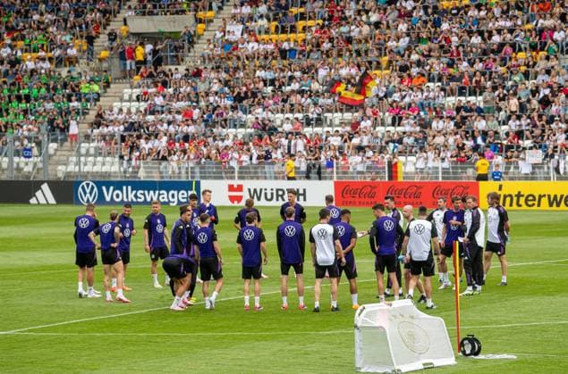 Fussball, Herren, Saison 2023 2024, Deutsche Nationalmannschaft, EM-Vorbereitung, öffentliches Training in Jena, im Bild: Übersicht mit Fans, 2. v. r. Bundestrainer Julian Nagelsmann (Deutschland), 27.05. 2024, Copyright: xSebastianxRäppold MatthiasxKochx