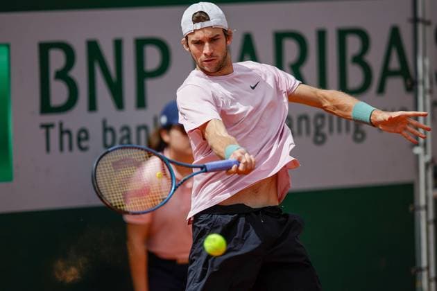 27.05.2024 Tennis, French Open 2024 Roland-Garros, FRA, Men™s Singles Court 8 Max Purcell (AUS) - Henri Squire (GER) Bild: v. li. Henri Squire (GER) spielt eine Vorhand. Copyright: HMBxMedia AntonioxBorga