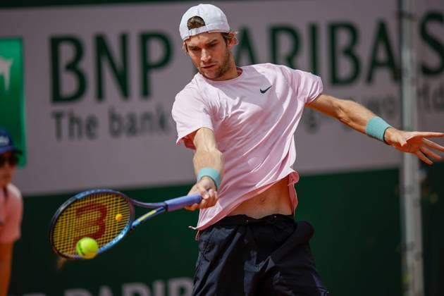 27.05.2024 Tennis, French Open 2024 Roland-Garros, FRA, Men™s Singles Court 8 Max Purcell (AUS) - Henri Squire (GER) Bild: v. li. Henri Squire (GER) spielt eine Vorhand. Copyright: HMBxMedia AntonioxBorga