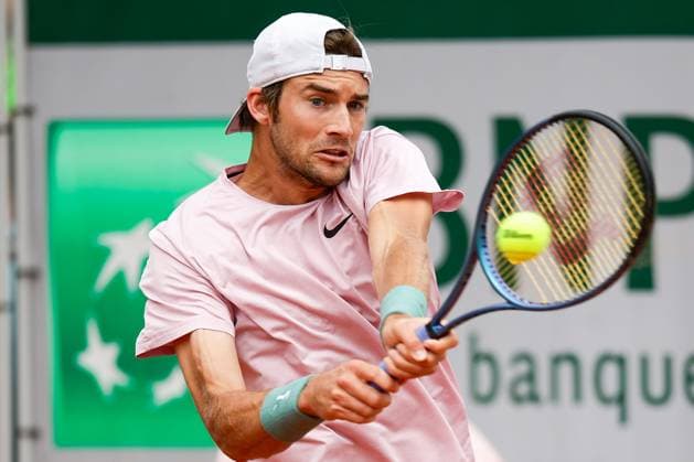 27.05.2024 Tennis, French Open 2024 Roland-Garros, FRA, Men™s Singles Court 8 Max Purcell (AUS) - Henri Squire (GER) Bild: v. li. Henri Squire (GER) spielt eine Rückhand. Copyright: HMBxMedia AntonioxBorga