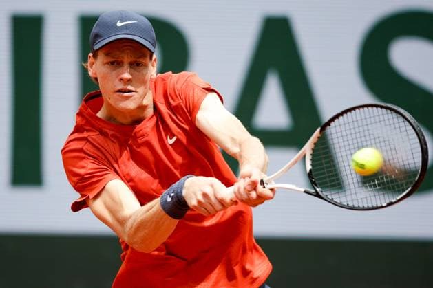 27.05.2024 Tennis, French Open 2024 Roland-Garros, FRA, Men™s Singles Court Suzanne-Lenglen - FIRST ROUND Christopher Eubanks (USA) - Jannik Sinner (ITA) Bild: v. li. Jannik Sinner (ITA)spielt eine Rückhand. Copyright: HMBxMedia AntonioxBorga