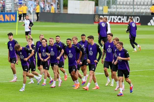Sport Bilder des Tages Die deutschen Spieler laufen sich zu Beginn der Trainingseinheit warm, Oeffentliches Training Tag 1, Trainingslager der deutschen Natiionalmannschaft, Ernst-Abbe-Sportfeld, 27.05.2024, Jena, Deutschland.
