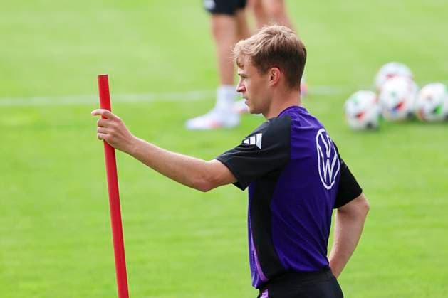 Joshua Kimmich schaut, Oeffentliches Training Tag 1, Trainingslager der deutschen Natiionalmannschaft, Ernst-Abbe-Sportfeld, 27.05.2024, Jena, Deutschland.