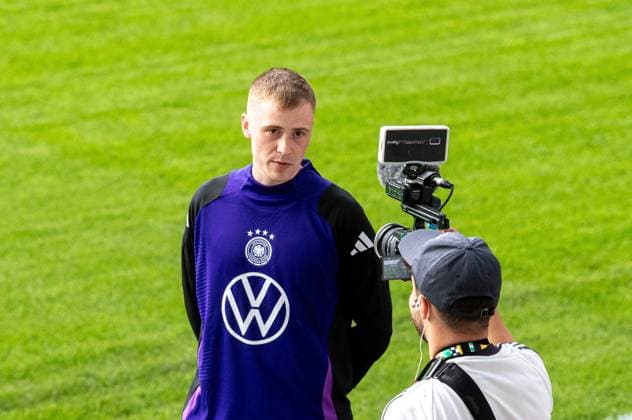 Sport Bilder des Tages Fussball, Herren, Saison 2023 2024, Deutsche Nationalmannschaft, EM-Vorbereitung, öffentliches Training in Jena, im Bild: YouTuber Marvin Wildhage versuchte sich als Spieler einzuschleusen, 27.05. 2024, Copyright: xSebastianxRäppold MatthiasxKochx