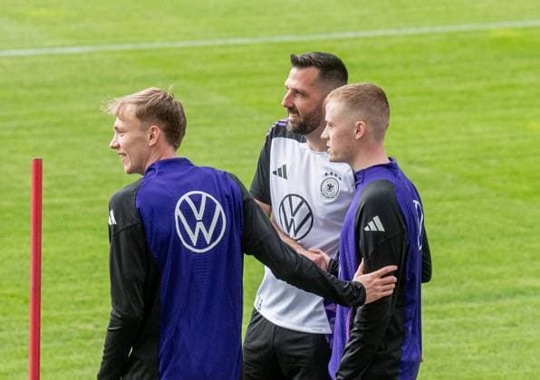 Fussball, Herren, Saison 2023 2024, Deutsche Nationalmannschaft, EM-Vorbereitung, öffentliches Training in Jena, im Bild: YouTuber Marvin Wildhage versuchte sich als Spieler einzuschleusen, hier mit Maximilian Beier (Deutschland) und Co-Trainer Mads Buttgereit, 27.05. 2024, Copyright: xSebastianxRäppold MatthiasxKochx