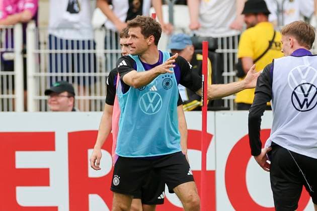 Thomas Mueller gestikuliert, Oeffentliches Training Tag 1, Trainingslager der deutschen Natiionalmannschaft, Ernst-Abbe-Sportfeld, 27.05.2024, Jena, Deutschland.