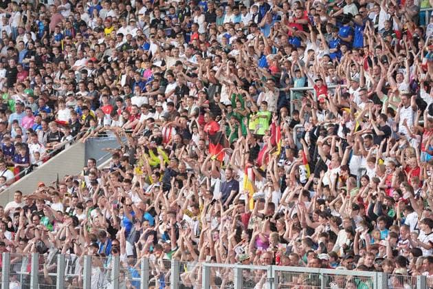 Fans machen begeistert La Ola - Jena 27.05.2024: Öffentliches Trainingslager der Deutschen Nationalmannschaft zur EM-Vorbereitung, Ernst-Abbe Sportfeld