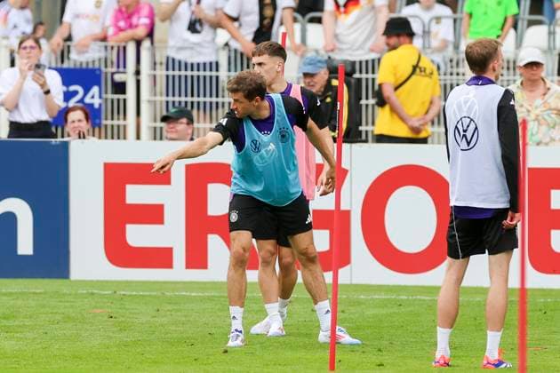 Thomas Mueller gestikuliert, Oeffentliches Training Tag 1, Trainingslager der deutschen Natiionalmannschaft, Ernst-Abbe-Sportfeld, 27.05.2024, Jena, Deutschland.
