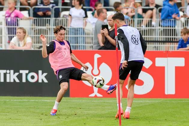 Rocco Reitz und Kai Havertz kaempfen um den Ball, Oeffentliches Training Tag 1, Trainingslager der deutschen Natiionalmannschaft, Ernst-Abbe-Sportfeld, 27.05.2024, Jena, Deutschland.