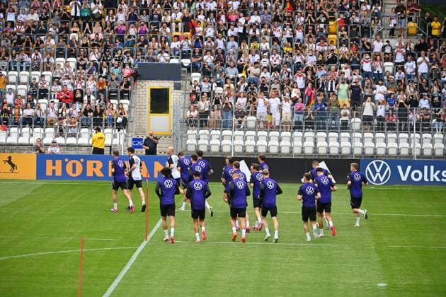 Teamfoto,Team,Mannschaft,Mannschaftsfoto Oeffentliches Training in Jena , Erst Abbe Sportfeld. Deutsche Fussball Nationalmannschaft,Fussball Trainingslager in Blankenhain Thueringen am 27.05.2024,