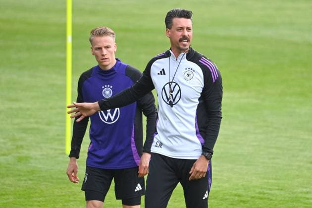 Sandro WAGNER (Co Trainer GER), hi:Chris FUEHRICH . Oeffentliches Training in Jena , Erst Abbe Sportfeld. Deutsche Fussball Nationalmannschaft,Fussball Trainingslager in Blankenhain Thueringen am 27.05.2024,