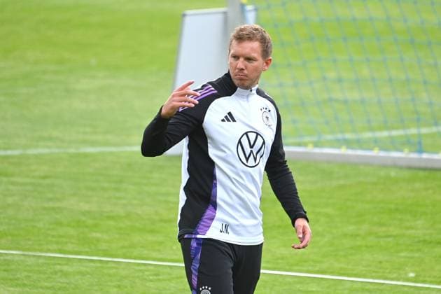 Bundestrainer Julian NAGELSMANN (GER), Gestik,gibt Anweisungen, Einzelbild,angeschnittenes Einzelmotiv,Halbfigur,halbe Figur. Oeffentliches Training in Jena , Erst Abbe Sportfeld. Deutsche Fussball Nationalmannschaft,Fussball Trainingslager in Blankenhain Thueringen am 27.05.2024,