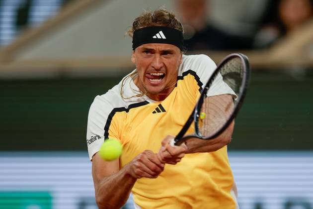 27.05.2024 Tennis, French Open 2024 Roland-Garros, FRA, Men™s Singles Court Philippe-Chatrier - FIRST ROUND Alexander Zverev (Germany) - Rafael Nadal (Spain) Bild: v. li. Alexander Zverev (Germany) spielt eine Rückhand. Copyright: HMBxMedia AntonioxBorga
