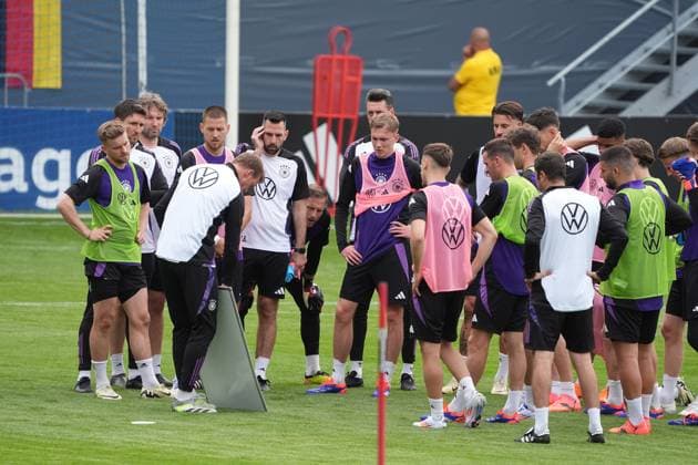 Bundestrainer Julian Nagelsmann (Deutschland Germany) erklärt die Taktik - Jena 27.05.2024: Öffentliches Trainingslager der Deutschen Nationalmannschaft zur EM-Vorbereitung, Ernst-Abbe Sportfeld