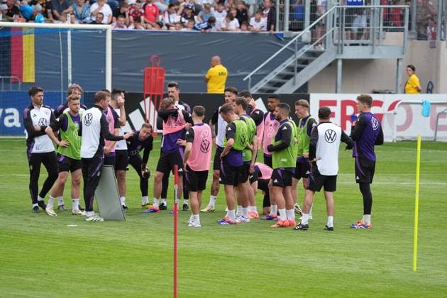 Bundestrainer Julian Nagelsmann (Deutschland Germany) erklärt die Taktik - Jena 27.05.2024: Öffentliches Trainingslager der Deutschen Nationalmannschaft zur EM-Vorbereitung, Ernst-Abbe Sportfeld