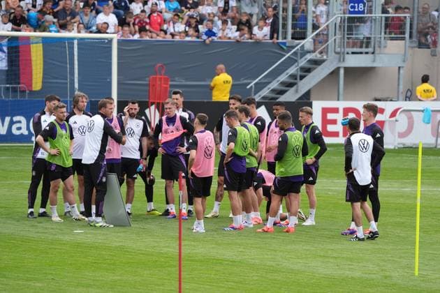 Bundestrainer Julian Nagelsmann (Deutschland Germany) erklärt die Taktik - Jena 27.05.2024: Öffentliches Trainingslager der Deutschen Nationalmannschaft zur EM-Vorbereitung, Ernst-Abbe Sportfeld