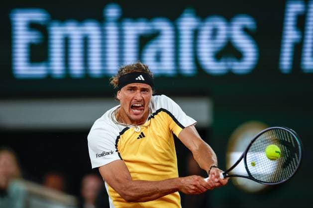 27.05.2024 Tennis, French Open 2024 Roland-Garros, FRA, Men™s Singles Court Philippe-Chatrier - FIRST ROUND Alexander Zverev (Germany) - Rafael Nadal (Spain) Bild: v. li. Alexander Zverev (Germany) spielt eine Rückhand. Copyright: HMBxMedia AntonioxBorga
