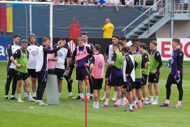 Bundestrainer Julian Nagelsmann (Deutschland Germany) erklärt die Taktik - Jena 27.05.2024: Öffentliches Trainingslager der Deutschen Nationalmannschaft zur EM-Vorbereitung, Ernst-Abbe Sportfeld