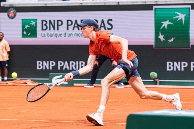 Jannik Sinner (ITA) TENNIS : Roland Garros 2024 - Paris - 27 05 2024 BaptisteAutissier Panoramic 