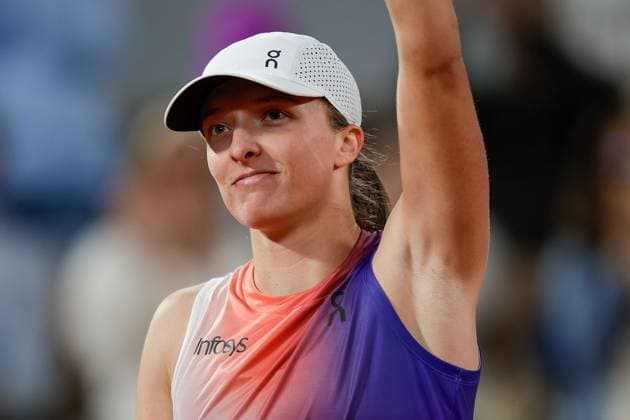 27.05.2024 Tennis, French Open 2024 Roland-Garros, FRA, Women™s Singles Court Philippe-Chatrier - FIRST ROUND Iga Swiatek (Poland) - Leolia Jeanjean (France) Bild: v. li. Iga Swiatek (Poland) bedankt sich bei den Fans, bedanken, Dank. Copyright: HMBxMedia AntonioxBorga