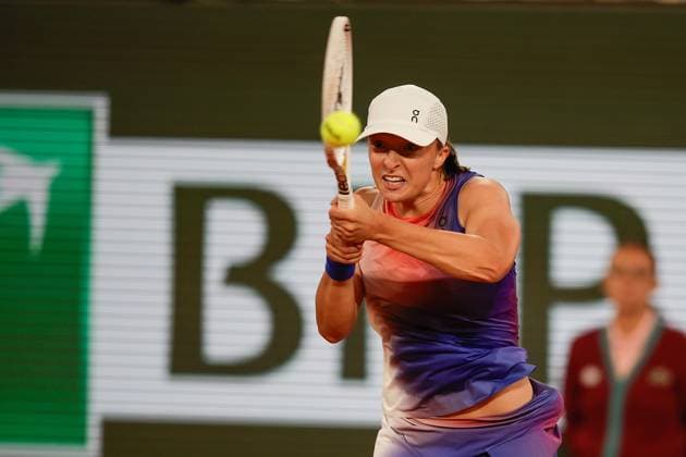 27.05.2024 Tennis, French Open 2024 Roland-Garros, FRA, Women™s Singles Court Philippe-Chatrier - FIRST ROUND Iga Swiatek (Poland) - Leolia Jeanjean (France) Bild: v. li. Iga Swiatek (Poland) spielt eine Rückhand Copyright: HMBxMedia AntonioxBorga