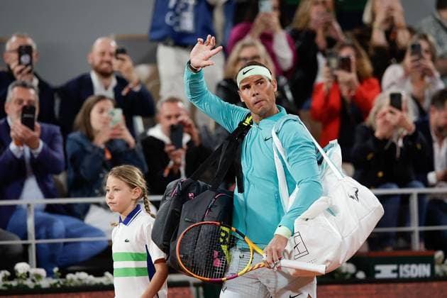 27.05.2024 Tennis, French Open 2024 Roland-Garros, FRA, Men™s Singles Court Philippe-Chatrier - FIRST ROUND Alexander Zverev (Germany) - Rafael Nadal (Spain) Bild: v. li. Rafael Nadal (Spain) begrüsst die Zuschauer Copyright: HMBxMedia AntonioxBorga