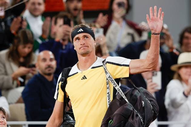 27.05.2024 Tennis, French Open 2024 Roland-Garros, FRA, Men™s Singles Court Philippe-Chatrier - FIRST ROUND Alexander Zverev (Germany) - Rafael Nadal (Spain) Bild: v. li. Alexander Zverev (Germany) begrüsst die Zuschauer Copyright: HMBxMedia AntonioxBorga