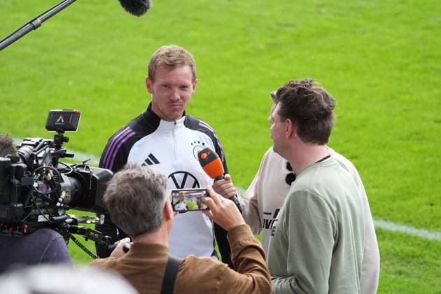Fabian Köster und Lutz van der Horst von der heute Show im Interview mit Bundestrainer Julian Nagelsmann (Deutschland Germany) - Jena 27.05.2024: Öffentliches Trainingslager der Deutschen Nationalmannschaft zur EM-Vorbereitung, Ernst-Abbe Sportfeld