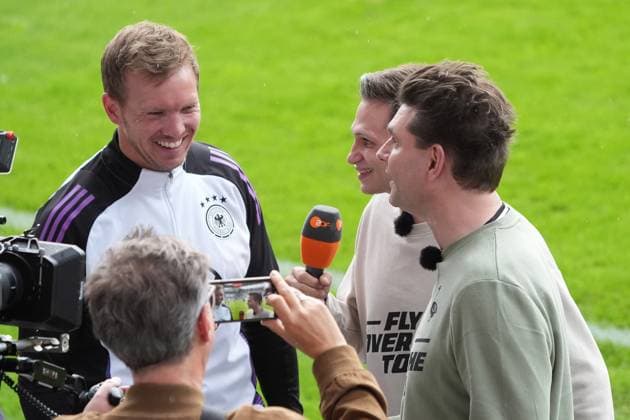 Fabian Köster und Lutz van der Horst von der heute Show im Interview mit Bundestrainer Julian Nagelsmann (Deutschland Germany) - Jena 27.05.2024: Öffentliches Trainingslager der Deutschen Nationalmannschaft zur EM-Vorbereitung, Ernst-Abbe Sportfeld