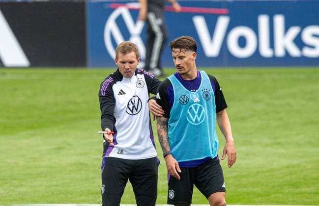 Fussball, Herren, Saison 2023 2024, Deutsche Nationalmannschaft, EM-Vorbereitung, öffentliches Training in Jena, im Bild: v. l. Bundestrainer Julian Nagelsmann (Deutschland), Robin Koch (Deutschland), 27.05. 2024, Copyright: xSebastianxRäppold MatthiasxKochx