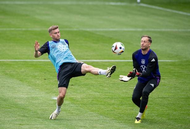 Fussball, Herren, Saison 2023 2024, Deutsche Nationalmannschaft, EM-Vorbereitung, öffentliches Training in Jena, im Bild: v. l. Maximilian Mittelstädt (Deutschland), Torhüter Oliver Baumann (Deutschland), 27.05. 2024, Copyright: xSebastianxRäppold MatthiasxKochx