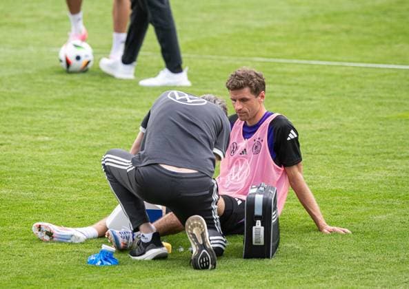 Fussball, Herren, Saison 2023 2024, Deutsche Nationalmannschaft, EM-Vorbereitung, öffentliches Training in Jena, im Bild: Thomas Müller (Deutschland) wird nach dem Training behandelt, 27.05. 2024, Copyright: xSebastianxRäppold MatthiasxKochx