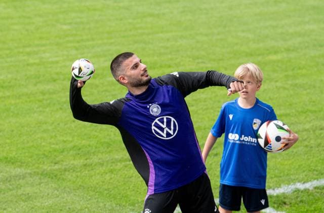 Fussball, Herren, Saison 2023 2024, Deutsche Nationalmannschaft, EM-Vorbereitung, öffentliches Training in Jena, im Bild: Deniz Undav (Deutschland) unterschrieb nach dem Training kleine Bälle und warf sie zu den Fans, 27.05. 2024, Copyright: xSebastianxRäppold MatthiasxKochx