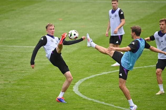 Thomas MUELLER (MÜLLER), Aktion,Zweikampf gegen Maximilian BEIER. Oeffentliches Training in Jena , Ernst Abbe Sportfeld. Deutsche Fussball Nationalmannschaft,Fussball Trainingslager in Blankenhain Thueringen am 27.05.2024,