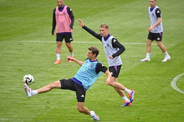 Thomas MUELLER (MÜLLER), Aktion,Zweikampf gegen Maximilian BEIER. Oeffentliches Training in Jena , Ernst Abbe Sportfeld. Deutsche Fussball Nationalmannschaft,Fussball Trainingslager in Blankenhain Thueringen am 27.05.2024,