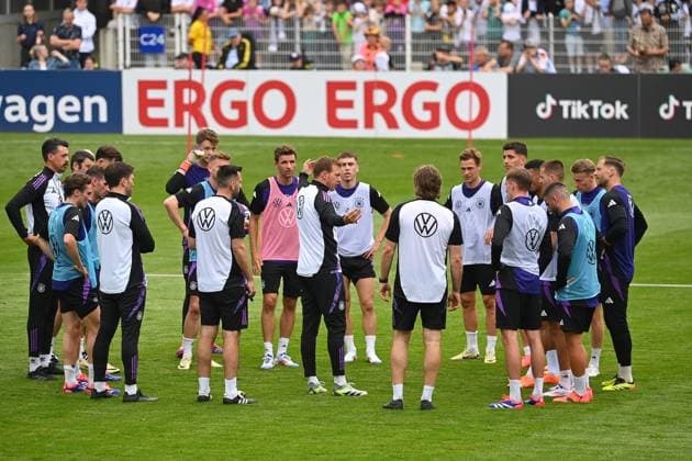 Bundestrainer Julian NAGELSMANN (GER) mit Spieler,Mannschaft. Gestik,gibt Anweisungen. Oeffentliches Training in Jena , Ernst Abbe Sportfeld. Deutsche Fussball Nationalmannschaft,Fussball Trainingslager in Blankenhain Thueringen am 27.05.2024,