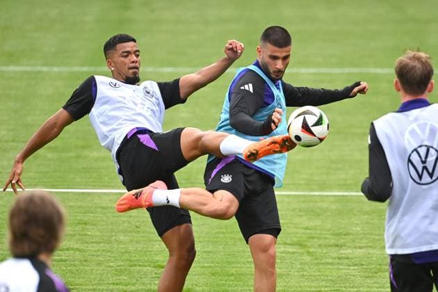 Benjamin HENRICHS, Aktion,Zweikampf gegen Deniz UNDAV. Oeffentliches Training in Jena , Ernst Abbe Sportfeld. Deutsche Fussball Nationalmannschaft,Fussball Trainingslager in Blankenhain Thueringen am 27.05.2024,