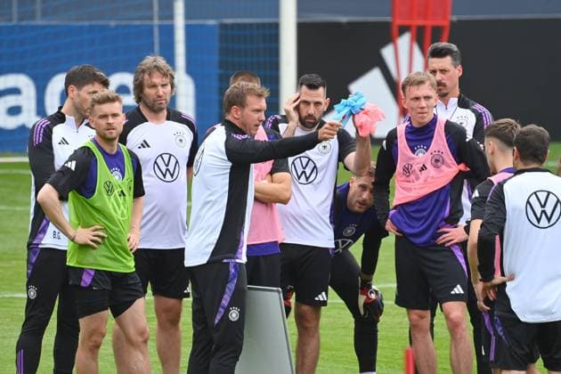 Bundestrainer Julian NAGELSMANN (GER) mit Spieler,Mannschaft, Gestik,gibt Anweisungen, Oeffentliches Training in Jena , Ernst Abbe Sportfeld. Deutsche Fussball Nationalmannschaft,Fussball Trainingslager in Blankenhain Thueringen am 27.05.2024,