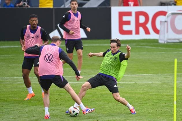 Rocco REITZ ,Aktion,Zweikampf gegen Maximilian BEIER. Oeffentliches Training in Jena , Ernst Abbe Sportfeld. Deutsche Fussball Nationalmannschaft,Fussball Trainingslager in Blankenhain Thueringen am 27.05.2024,