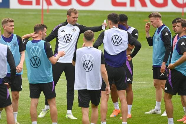 Bundestrainer Julian NAGELSMANN (GER) mit Spieler,Mannschaft, Gestik,gibt Anweisungen, Oeffentliches Training in Jena , Ernst Abbe Sportfeld. Deutsche Fussball Nationalmannschaft,Fussball Trainingslager in Blankenhain Thueringen am 27.05.2024,