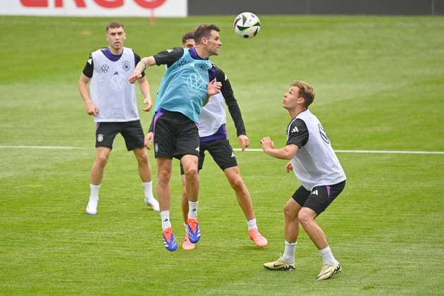 Pascal GROSS,Aktion,Zweikampf gegen Joshua KIMMICH. Oeffentliches Training in Jena , Ernst Abbe Sportfeld. Deutsche Fussball Nationalmannschaft,Fussball Trainingslager in Blankenhain Thueringen am 27.05.2024,