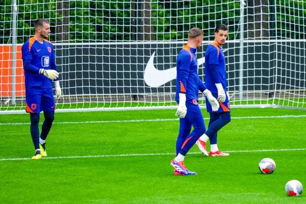 ZEIST, 27-05-2024, KNVB Campus, International football, season 2023 2024 , First training of the Dutch National Football Team in preparation for EURO 2024 , Netherlands goalkeeper Justin Bijlow , Netherlands goalkeeper Nick Olij and Netherlands goalkeeper Bart Verbruggen Training Netherlands 27-05-2024  x25362134x Copyright: