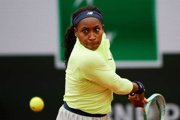 27.05.2024 Tennis, French Open 2024 Roland-Garros, FRA, Women™s Singles Bild: v. li. Coco Gauff (United States) spielt eine Rückhand, konzentriert Copyright: HMBxMedia AntonioxBorga