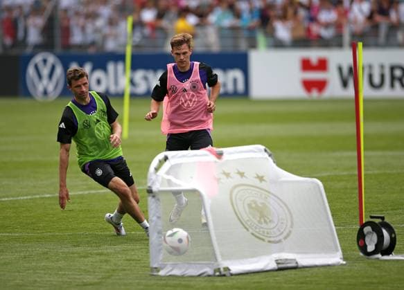 27.05.2024, Fussball, Europameisterschaft 2024, Vorbereitungstrainingslager der Deutschen Nationalmannschaft in Blankeinhain (Thüringen). Öffentliches Training in der ad hoc Arena im Ernst-Abbe-Sportfeld Jena. (L-R) Thomas Müller (Deutschland), Joshua Kimmich (Deutschland)
