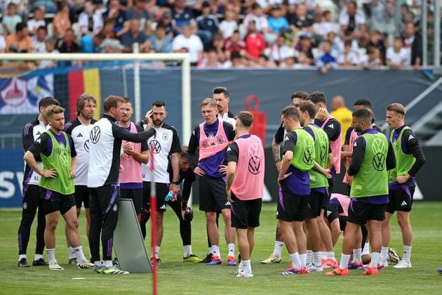 27.05.2024, Fussball, Europameisterschaft 2024, Vorbereitungstrainingslager der Deutschen Nationalmannschaft in Blankeinhain (Thüringen). Öffentliches Training in der ad hoc Arena im Ernst-Abbe-Sportfeld Jena. Bundestrainer Julian Nagelsmann (Deutschland) gibt taktische Anweisungen