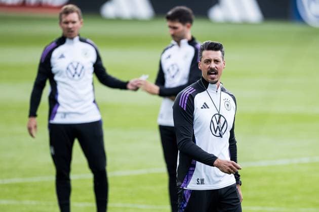 DFB Trainingslager Öffentliches Training; 27.05.2024 Sandro Wagner (Co-Trainer Deutschland) brüllt DFB Trainingslager Öffentliches Training; Jena, Ernst-Abbe-Sportfeld am 27.05.2024 Copyright: xBEAUTIFULxSPORTS Wunderlx