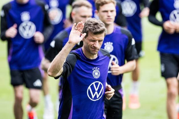 DFB Trainingslager Öffentliches Training; 27.05.2024 Thomas Müller (Deutschland) winkt im Warmlaufen DFB Trainingslager Öffentliches Training; Jena, Ernst-Abbe-Sportfeld am 27.05.2024 Copyright: xBEAUTIFULxSPORTS Wunderlx