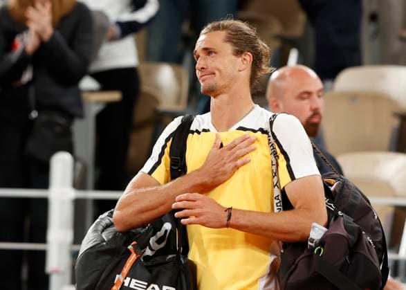 Alexander Zverev (GER) winkt und bedankt sich bei den Zuschauern, Fans nach dem Sieg Tennis - French Open 2024 - Roland Garros - Paris - - France - 27 May 2024. Copyright: xJuergenxHasenkopfx
